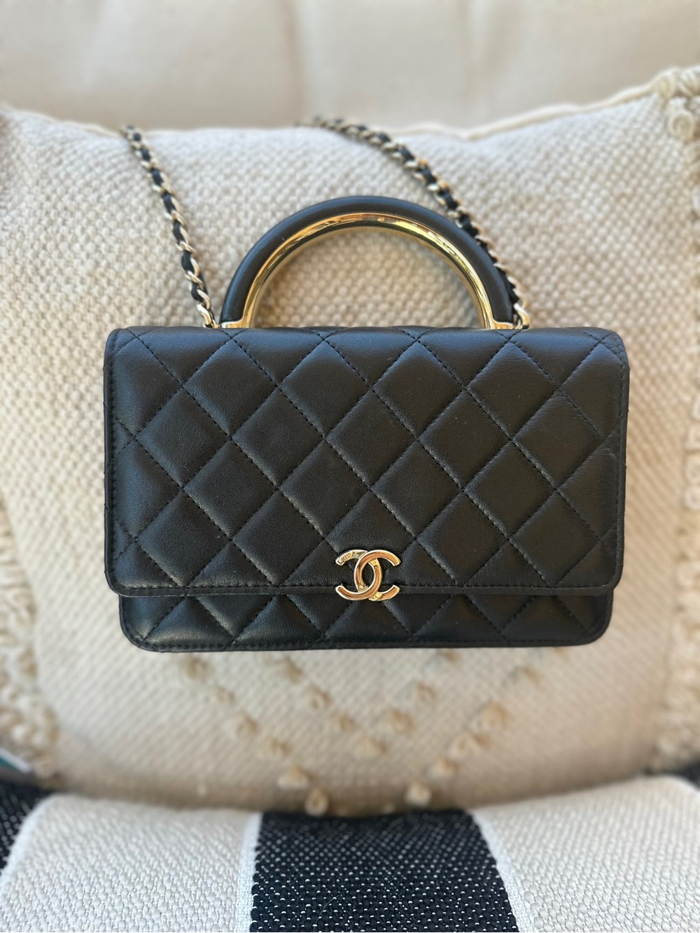 Black Chanel bag in lambskin with top handle 100% authentic